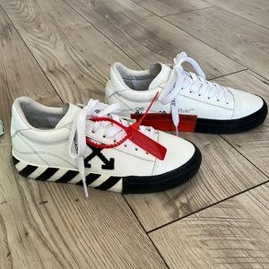 Off-White Vulcanized Low sneakers, size 39
